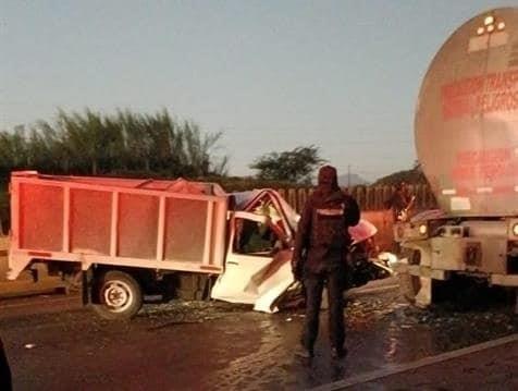 Camioneta choca contra un tráiler y deja dos lesionados en Amatlán