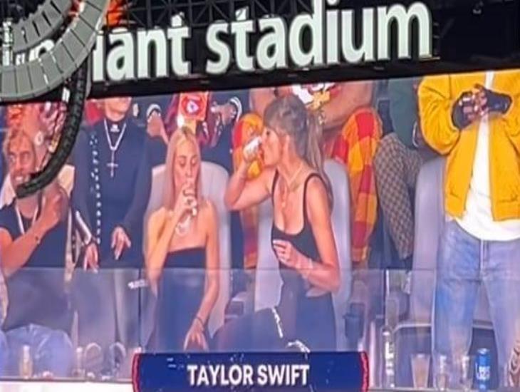 Taylor Swift bebe un shot por cada vez que sale en la pantalla del Allegiant Stadium 