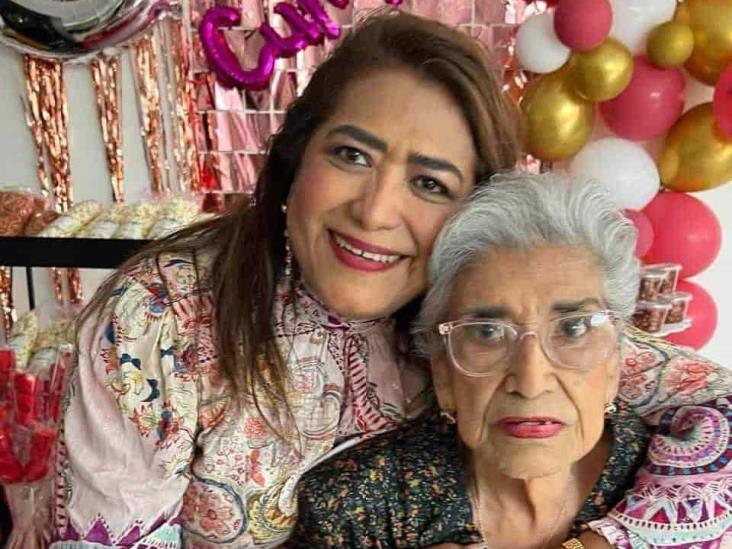 La señora Olga López es festejada por su cumpleaños 95