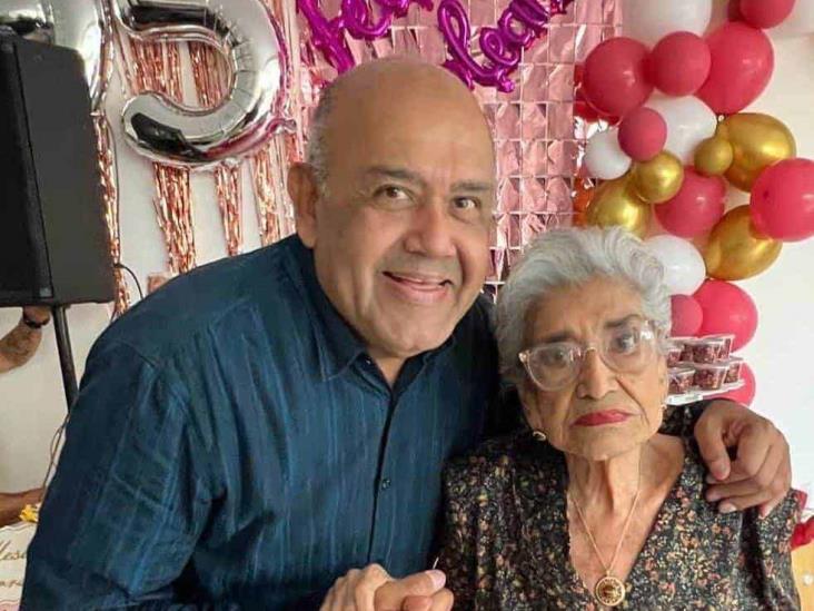 La señora Olga López es festejada por su cumpleaños 95