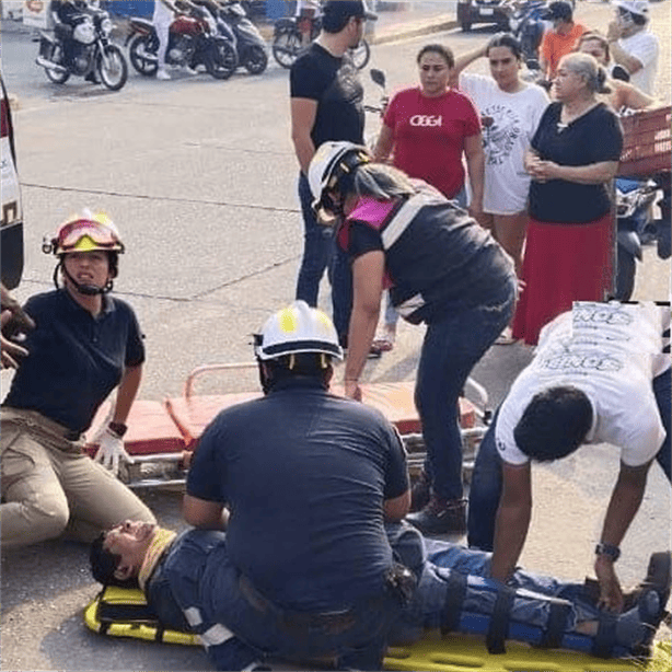 Aparatoso choque de motociclista contra camioneta en colonia de Tierra Blanca