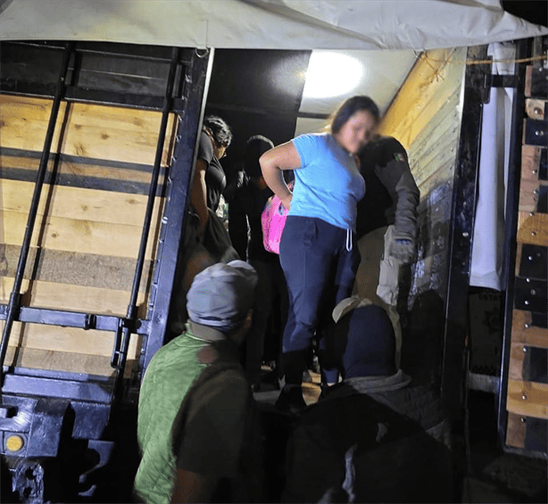 Recatan a más de 132 extranjeros hacinados dentro de vehículo de carga en Córdoba