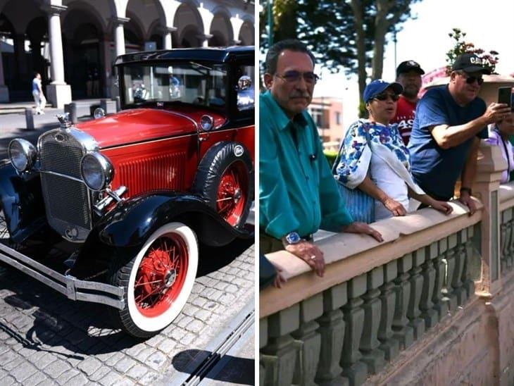 Xalapa viaja al pasado con desfile de autos antiguos