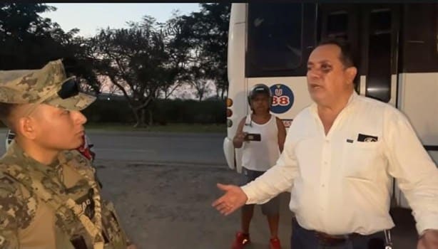 Con autobuses bloquean la carretera federal de Martínez de la Torre por detención de un joven