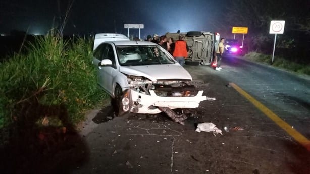 Camioneta se impacta con automóvil en la carretera Veracruz - Xalapa y termina volcada