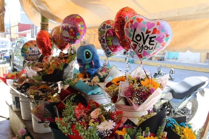 En Misantla, floristas se preparan para el Día de San Valentín 