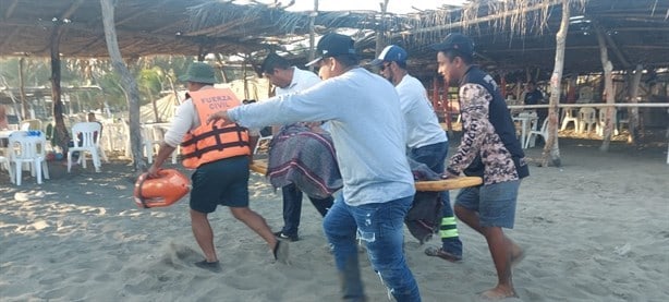 Rescatan a turista en playa de Chachalacas