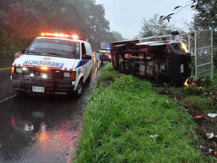 Vuelca camioneta en la carretera Xalapa-Las Vigas; hay un lesionado