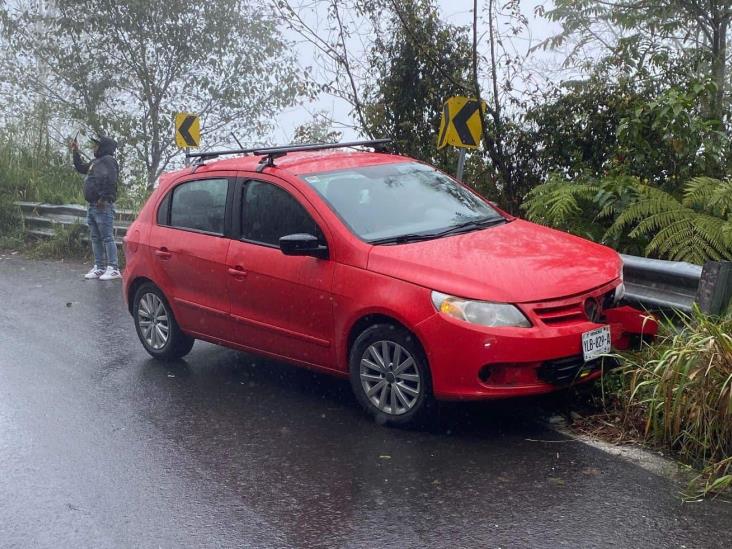 Auto se impacta contra valla de seguridad en carretera Banderilla-Misantla