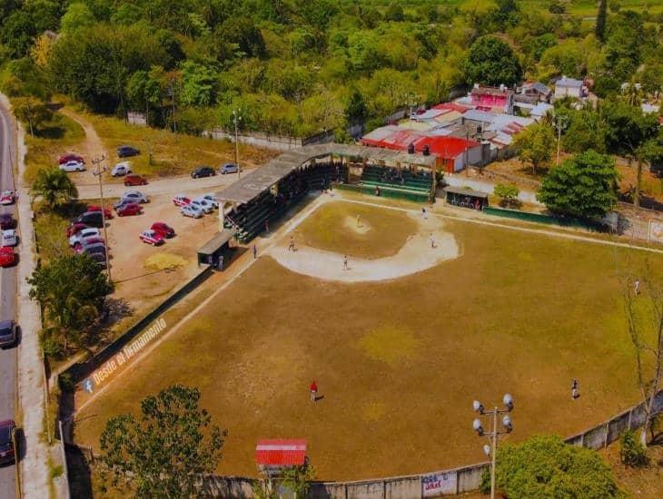 Controversia por imposición de impuestos a vendedores en el campo de softbol en Las Choapas