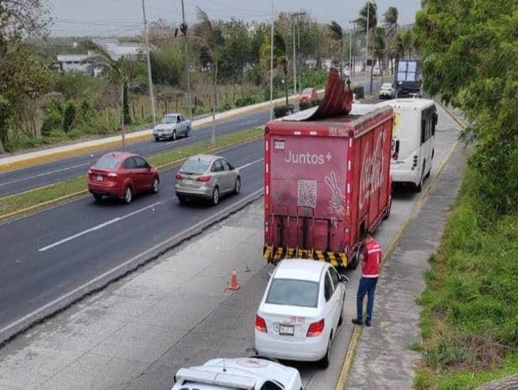 Fuertes rachas de norte en Veracruz desprenden techo de camión de Coca Cola