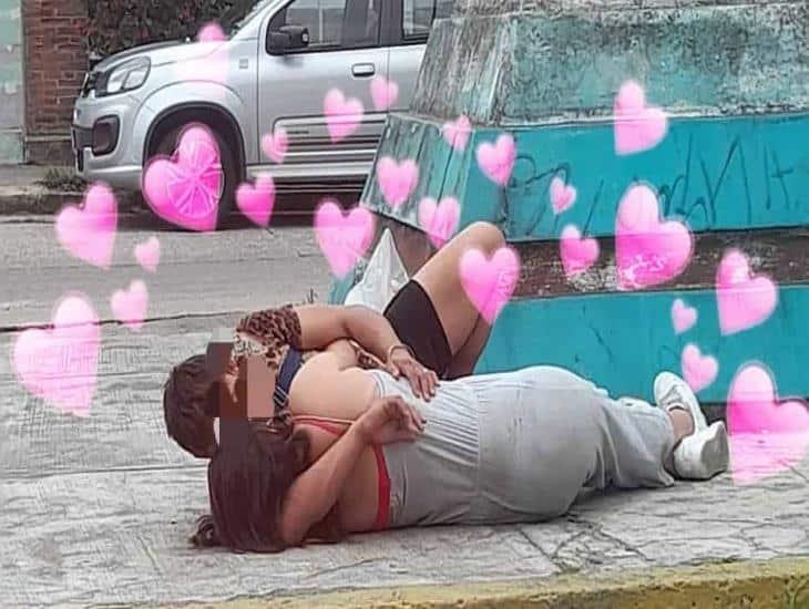 Captan a pareja celebrando el 14 de febrero en plena calle en Coatzacoalcos | Fotos