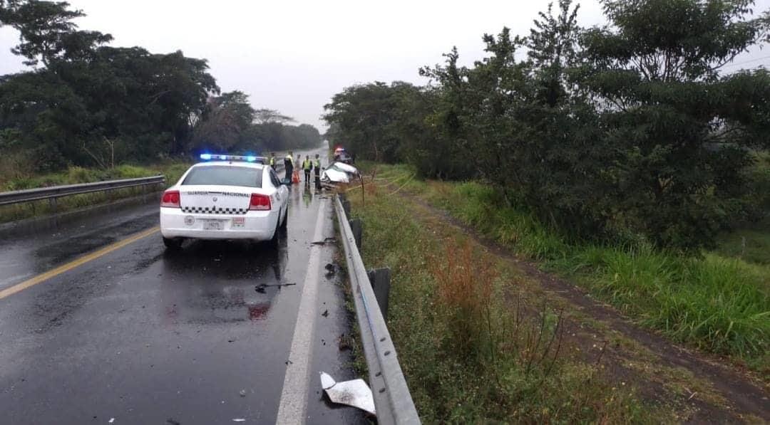 Hombre pierde la vida al chocar su auto contra un tráiler en Emilio Carranza, Veracruz