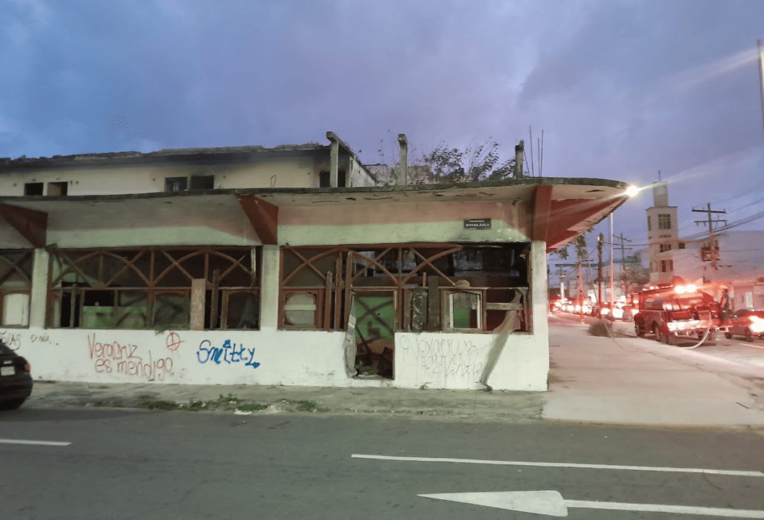 Incendio en antiguo salón de fiestas en esquina Francisco Rivera Ávila y Ricardo Flores Magón, Veracruz