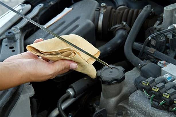 Cuándo se le debe cambiar el aceite al auto y qué le pasa al motor si no lo haces