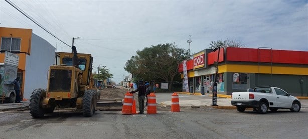 Cierran calle principal de Lomas 4 por obra de repavimentación