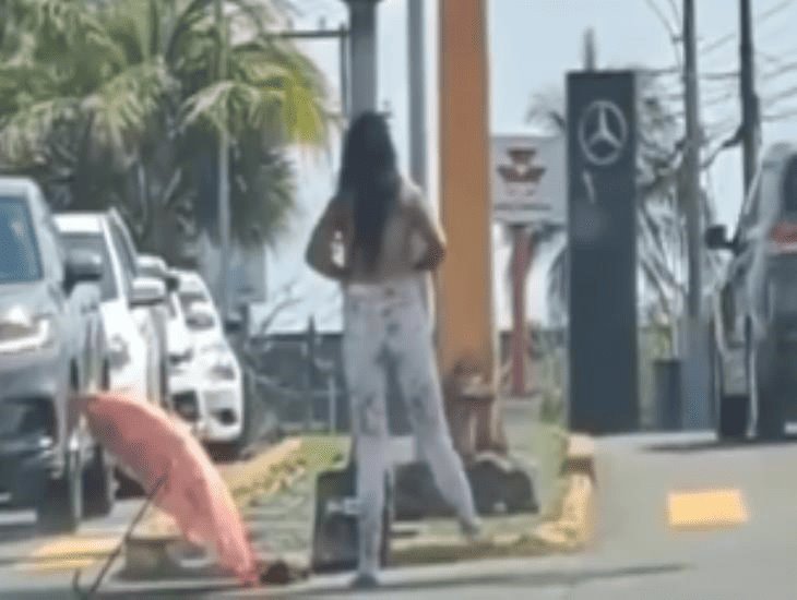 Mujer se cambia en plena avenida de Boca del Río y se vuelve viral 