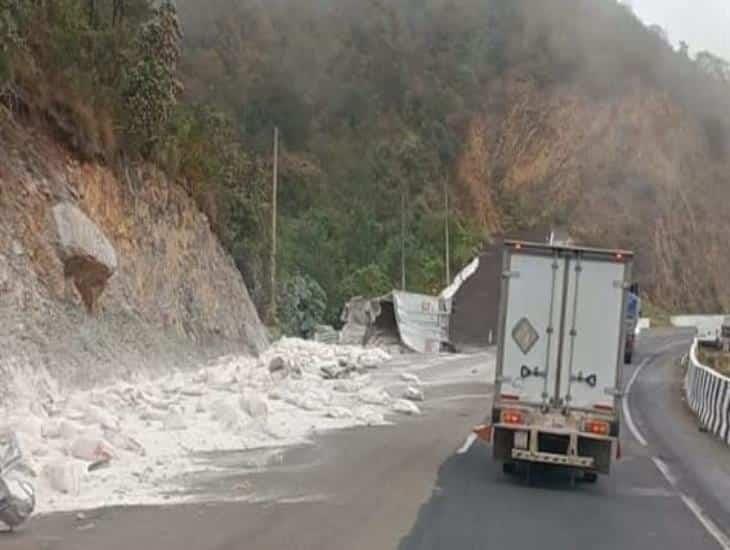 Vuelca tráiler cargado en la autopista Puebla- Orizaba