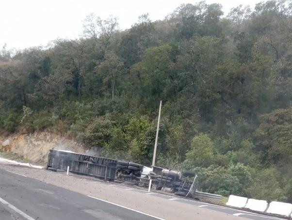 Vuelca tráiler cargado en la autopista Puebla- Orizaba