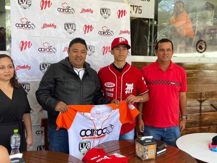 Joven pelotero veracruzano firma con Diablos Rojos del México