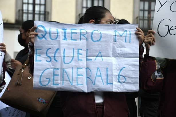 Con manifestación, estudiantes piden escriturar secundaria de Xalapa