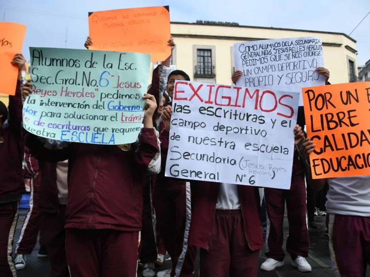 Con manifestación, estudiantes piden escriturar secundaria de Xalapa