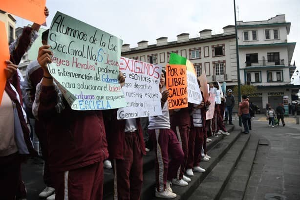 Con manifestación, estudiantes piden escriturar secundaria de Xalapa