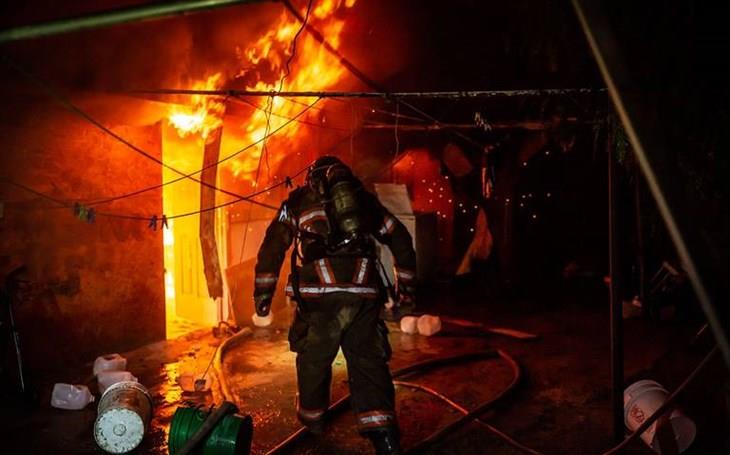 Humilde vivienda es consumida por incendio en Coatepec