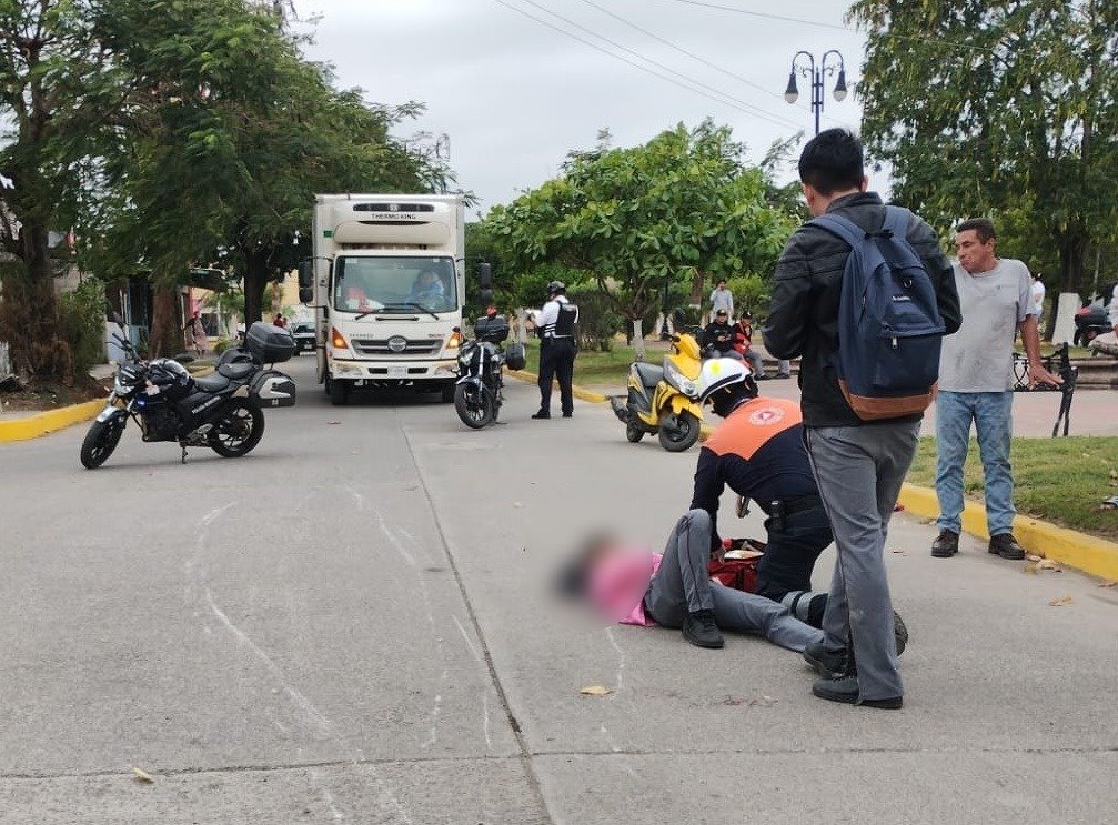 Estudiante derrapa en moto frente a Unidad Deportiva de Tierra Blanca