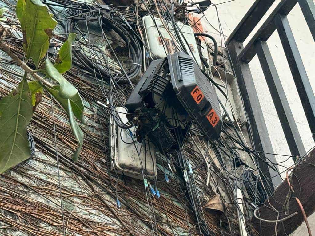 Alertan por maraña de cables a punto de caer de un edificio en Veracruz