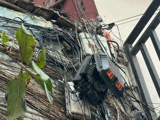 Alertan por maraña de cables a punto de caer de un edificio en Veracruz