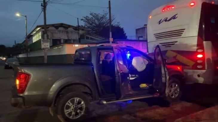 Choque entre camioneta y auto deja una lesionada en Martínez