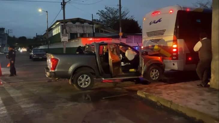 Choque entre camioneta y auto deja una lesionada en Martínez