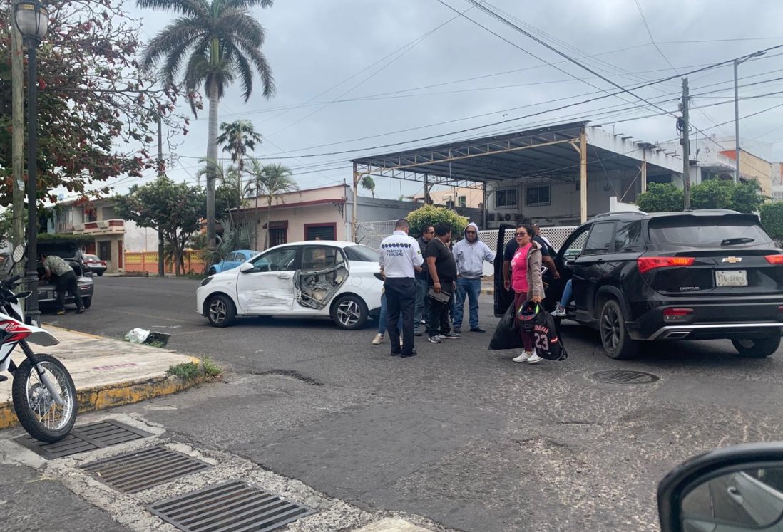 Aparatoso accidente vehicular en el centro de Veracruz, no se reportan lesionados