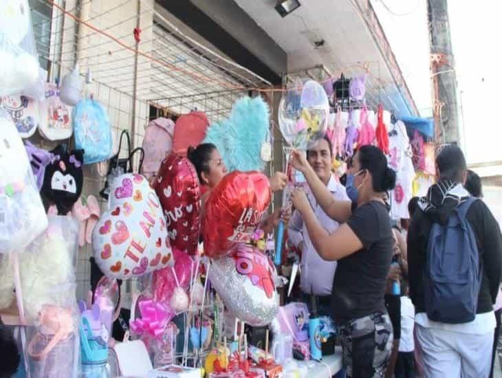 Parejas abarrotan calles del centro de Veracruz para comprar regalos de San Valentín 