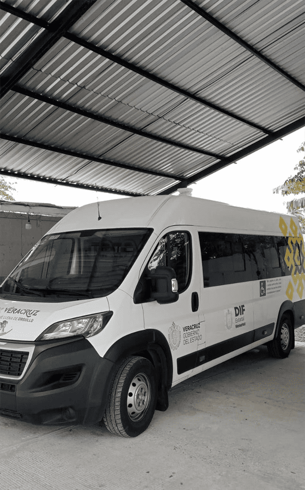 DIF estatal entrega de ambulancia para traslados médicos al municipio de Carlos A. Carrillo
