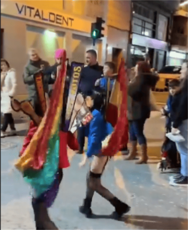Se lanzan en redes contra el carnaval de Torrevieja España por disfrazar a niños con lencería