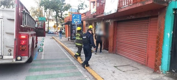 Mujer intenta arrojarse desde lo alto de edificio en Xalapa