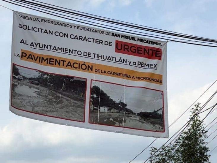 Con lonas, exigen reparar camino en comunidad de Tihuatlán (+ Video)