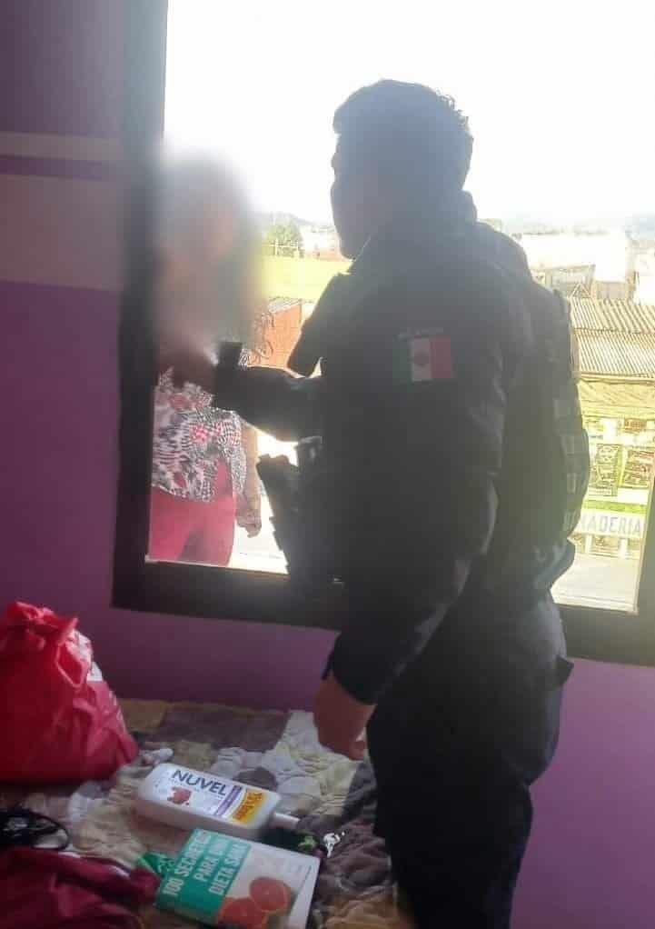 Mujer intenta arrojarse desde lo alto de edificio en Xalapa