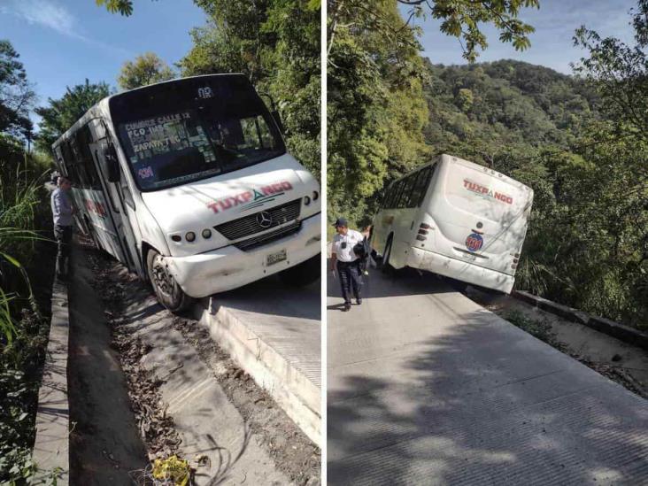 Autobús estuvo a nada de volcar en carretera de Ixtaczoquitlán