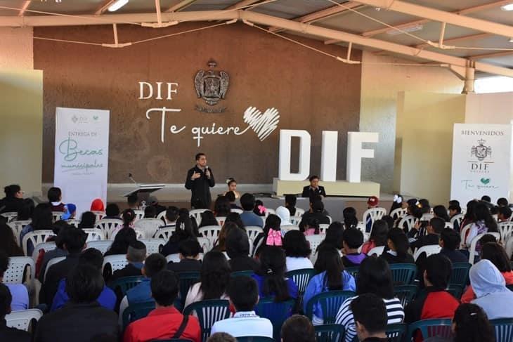 DIF Orizaba realiza entrega de 150 becas de excelencia académica