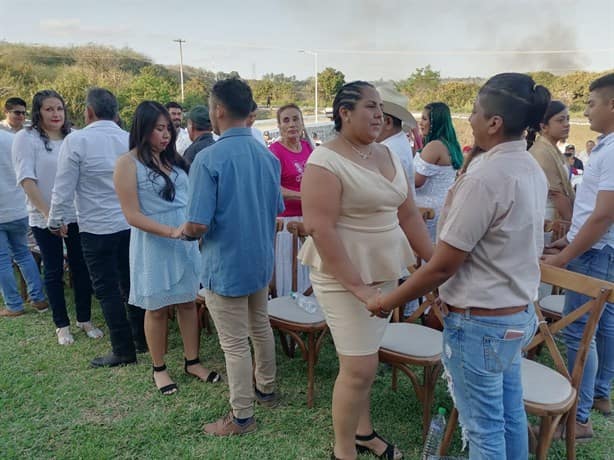 Contrajeron matrimonio 33 parejas en Puente Nacional, Veracruz