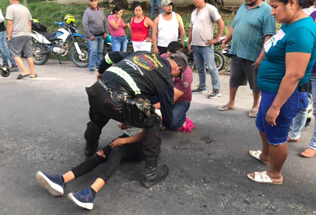 Jovencita derrapa moto y termina con varias fracturas, en Veracruz
