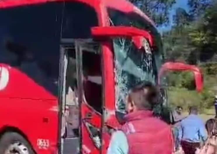 Autobús de pasajeros choca contra tráiler en las Cumbres de Maltrata