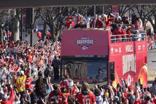 Desfile por triunfo de los Chiefs en el Super Bowl termina en fatalidad tras balacera