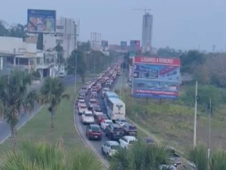 Caos vial en la Riviera Veracruzana por rehabilitación del puente de Boca del Río | VIDEO