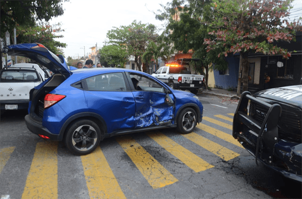 Fuerte choque entre patrulla y auto particular en calles de la colonia Zaragoza, Veracruz | VIDEO