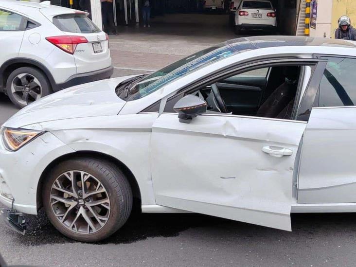 Moto y auto protagonizan choque en calles de Orizaba: hay un lesionado