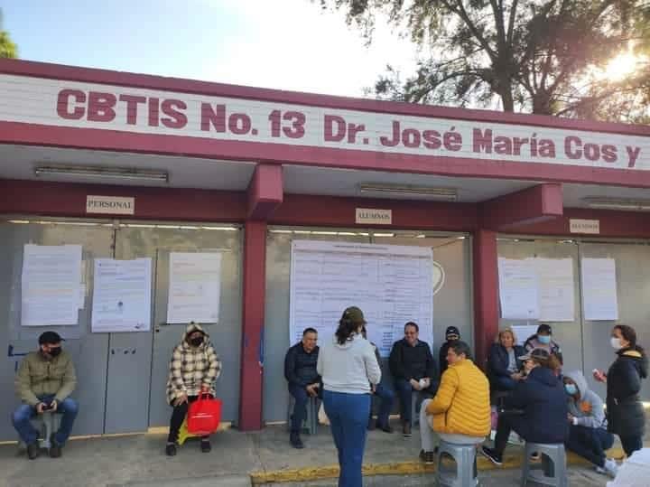 Crece conflicto en CBTIS 13 de Xalapa, padres toman el plantel